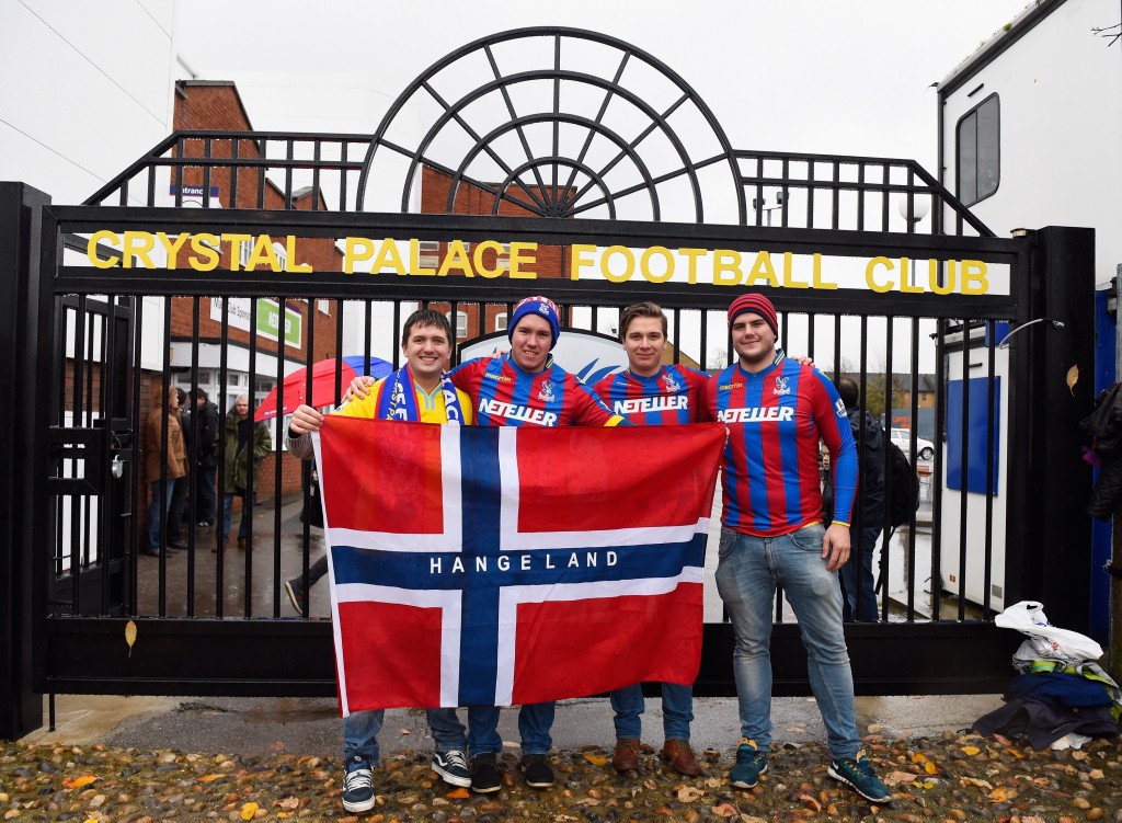 Hangeland Signs New Palace Deal