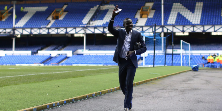 Palace face competition for Niasse