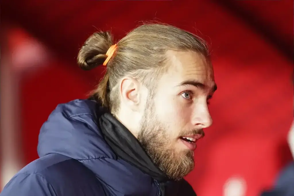Oscar Mingueza in action for Crystal Palace defence