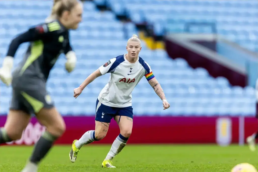 Bethany England celebrating a goal, set to sign for Crystal Palace