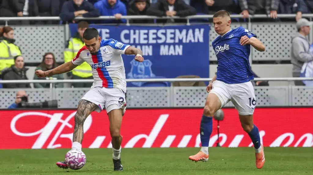 Everton circle Daniel Munoz as Crystal Palace face fight to keep star