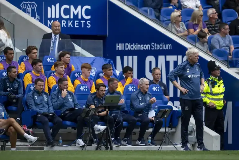 Everton vs Crystal Palace: Pickford Heroics and Barry Header Condemn Sage to Opening Day Defeat